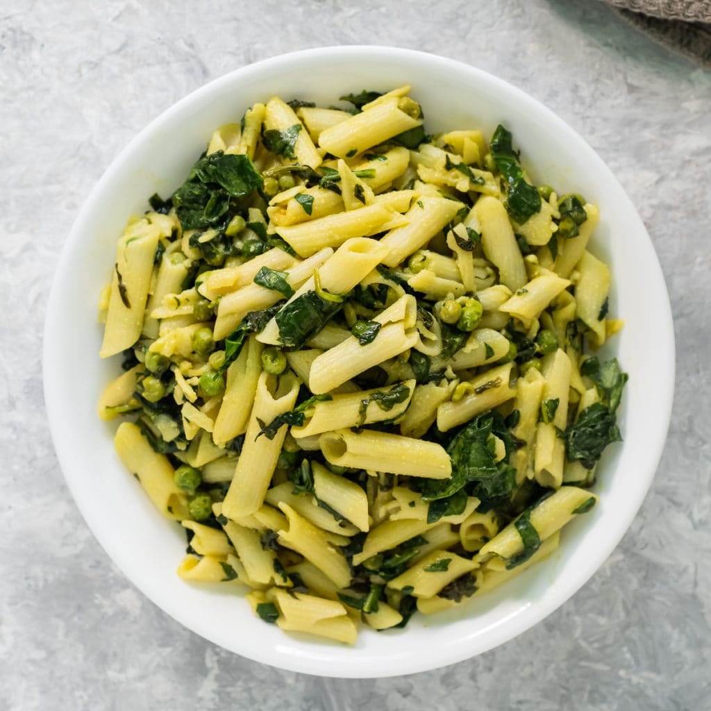 Healthy Vegan Spinach & Peas OnePot Pasta (With Nutritional Yeast