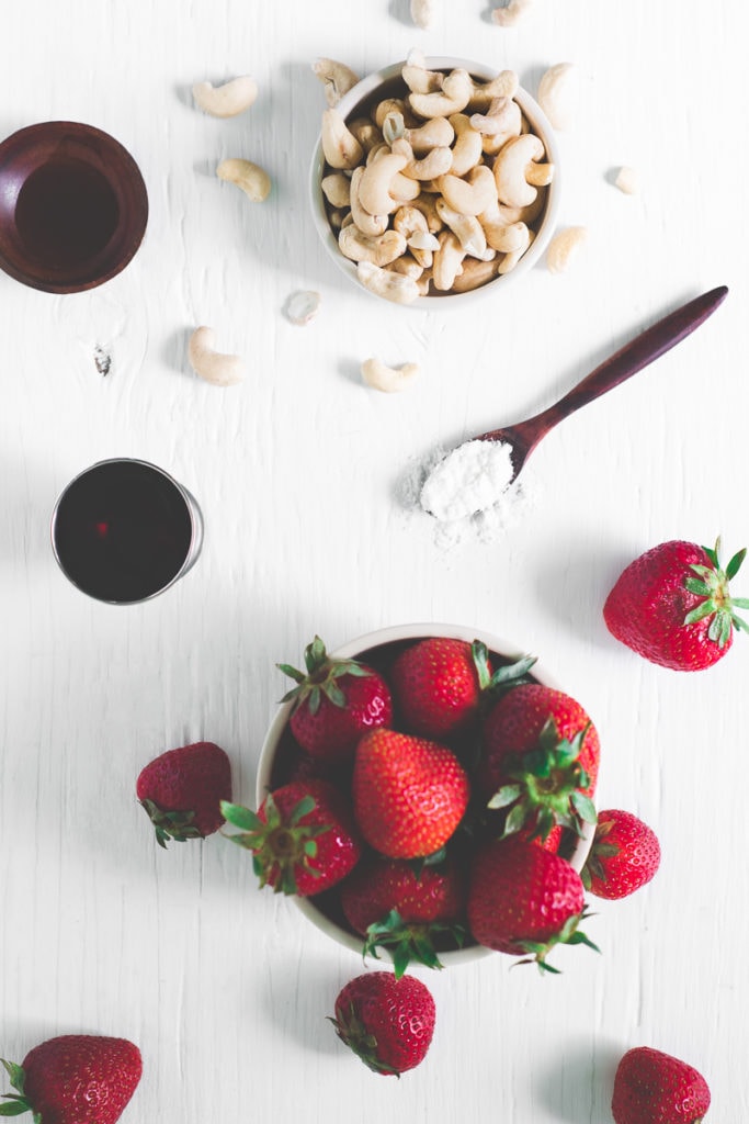 Strawberry Shortcake Smoothie Ingredients (strawberries, cashews, collagen powder, maple syrup and vanilla).